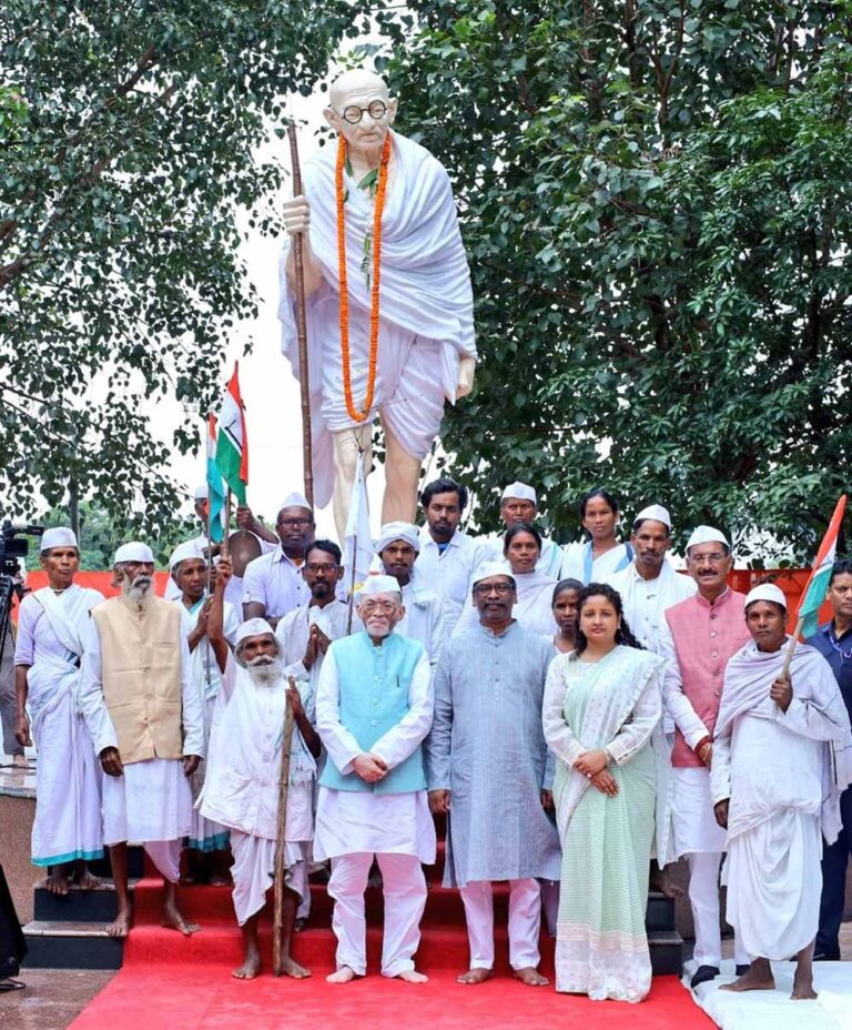 महात्मा गांधी को याद किया, जीवन बने प्रेरणा स्रोत: CM हेमंत और राज्यपाल ने किया माल्यार्पण