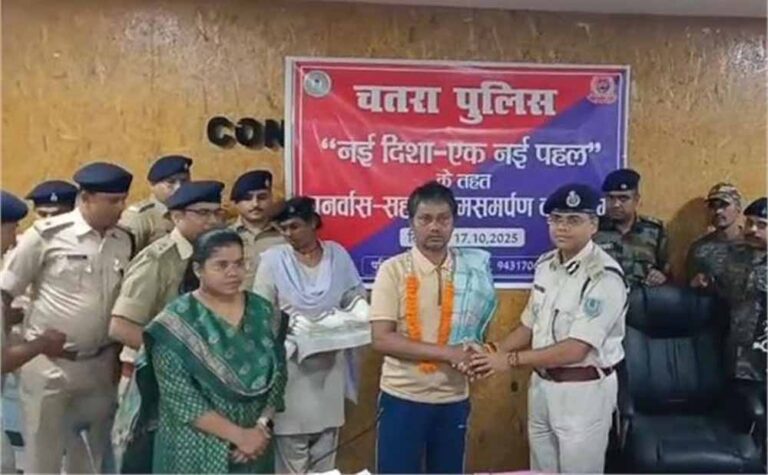 झारखंड में नक्सल मोर्चे पर बड़ी कामयाबी, TSPC के दो एरिया कमांडर ने हथियार डाले