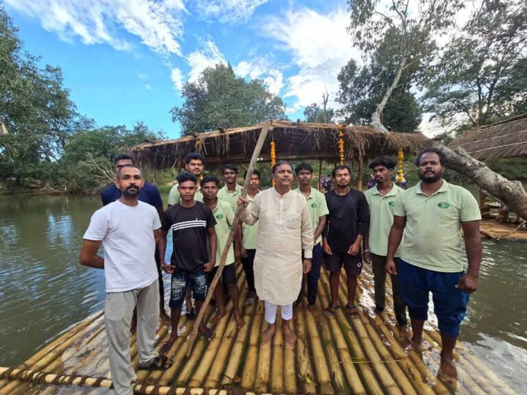 तीरथगढ़ में बांस की नाव पर रोमांच, इको टूरिज्म को मिलेगा बढ़ावा, वन मंत्री केदार कश्यप