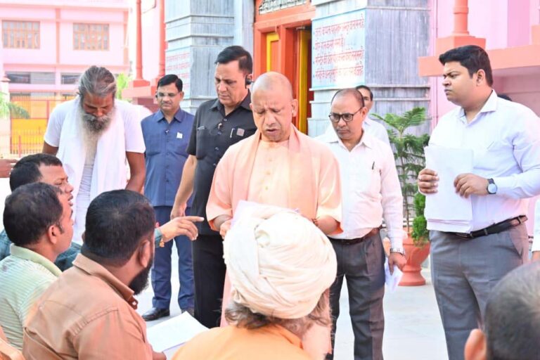 घबराइए मत, सबकी समस्या का समाधान सरकार की प्राथमिकता : सीएम योगी