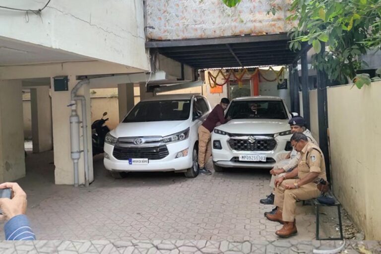 रिटायर्ड आबकारी अधिकारी धर्मेंद्र भदौरिया के 8 ठिकानों पर लोकायुक्त का छापा, 75 लाख कैश और डेढ़ किलो सोना बरामद
