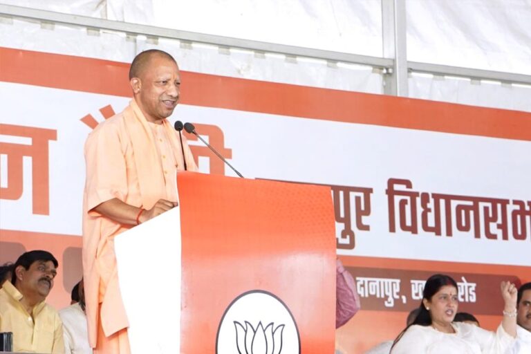 राजद-कांग्रेस पर योगी का प्रहार, बोले- यह फर्जी वोट डलवाएंगे, चेहरा नहीं दिखलाएंगे