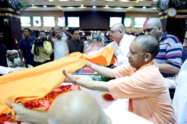 सीएम योगी ने किए संत शिरोमणि साईं चांडूराम जी के अंतिम दर्शन, अर्पित की श्रद्धांजलि