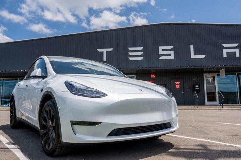 Tesla की 29 लाख कारें जांच के घेरे में, FSD सॉफ़्टवेयर फीचर पर उठे सवाल