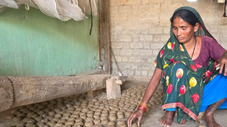 मिट्टी के दीयों से घर-आंगन जगमगाने वाली ललमोतिया की दिवाली इस बार होगी खास