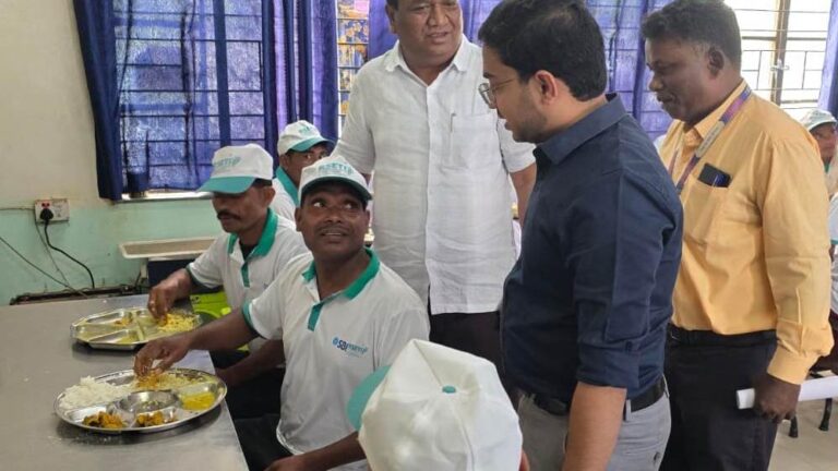 रायपुर : आड़ावाल नक्सल पुनर्वास केंद्र नवां बाट में आत्मसमर्पित माओवादियों को मिल रहा आजीविका प्रशिक्षण