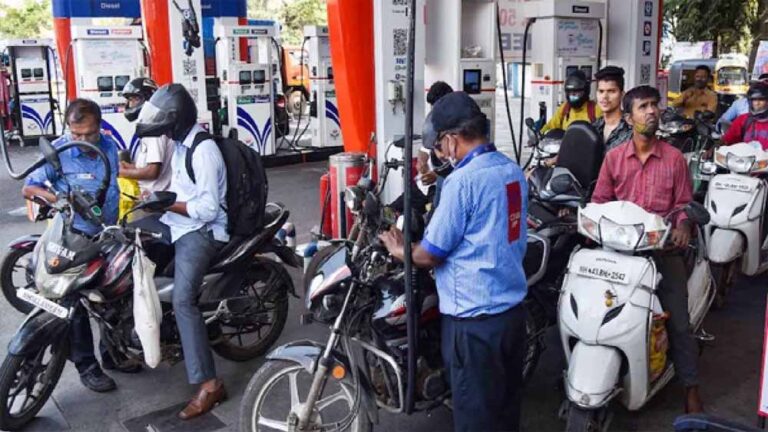 इंदौर में बिना हेलमेट अब पेट्रोल नहीं, आदेश की अवधि खत्म