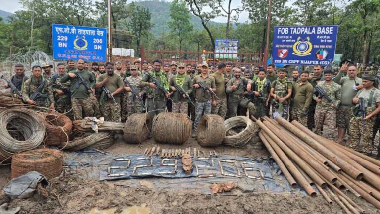 नक्सलियों की बड़ी साजिश फेल: कर्रेगुट्टा पहाड़ी से हथियारों और 5 प्रेशर IED बरामद