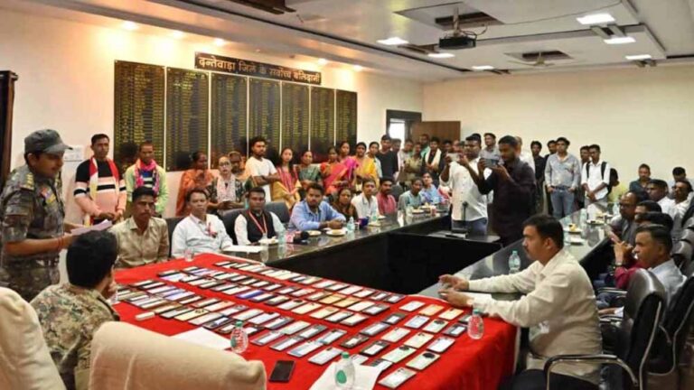 धनतेरस पर दंतेवाड़ा पुलिस की बड़ी पहल, लौटाए 107 खोए हुए मोबाइल
