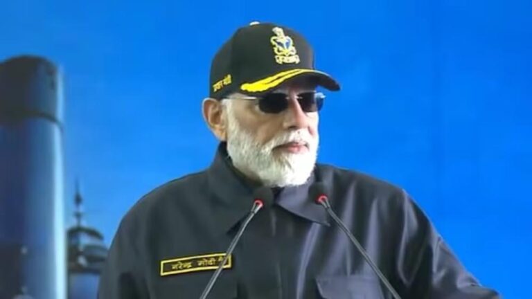 PM मोदी ने समुद्र में नौसेना संग मनाई दिवाली, INS विक्रांत का नाम सुनते ही कांपा पाकिस्तान
