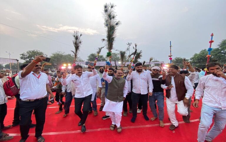 दिवारी नृत्य में मौनिया संग थिरके BJP विधायक अरविंद पटेरिया, मोरपंख लिए दिखा लोकसंस्कृति का रंग