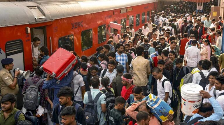 छठ पर्व पर ट्रेनों में उमड़ी भारी भीड़, यात्री टॉयलेट में खड़े होकर कर रहे सफर