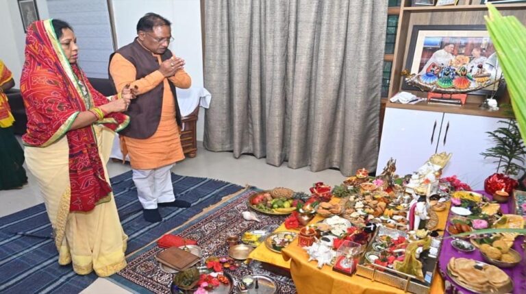 रायपुर : मुख्यमंत्री  विष्णु देव साय ने की गोवर्धन पूजा, प्रदेश की सुख-समृद्धि और खुशहाली की कामना की