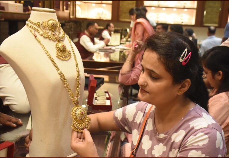 सोना 9000 रुपये, चांदी ₹23,000 हुई सस्ती, क्या अब भी गिरेंगे भाव?