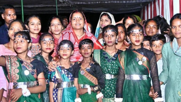 रायपुर : मंत्री श्रीमती लक्ष्मी राजवाड़े ने रजवार समाज के उत्कृष्ट विद्यार्थियों का किया सम्मान