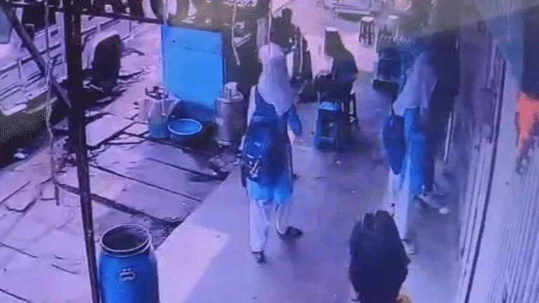 मंडला : स्कूल ड्रेस में पीठ पर बस्ता लिए दो छात्राओं ने खरीदी शराब, वायरल तस्वीर से मचा हड़कंप; SDM और आबकारी अधिकारी ने किया बयान