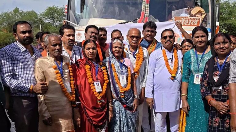 महासमुंद : महासमुंद जिले से 323 श्रद्धालु मुख्यमंत्री तीर्थ दर्शन योजना अंतर्गत हुए प्रयागराज काशी रवाना