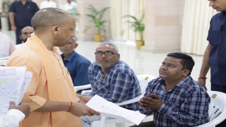 समस्या लेकर आये लोगों से मिले मुख्यमंत्री, बोले- आपकी सेवा ही सरकार की प्राथमिकता