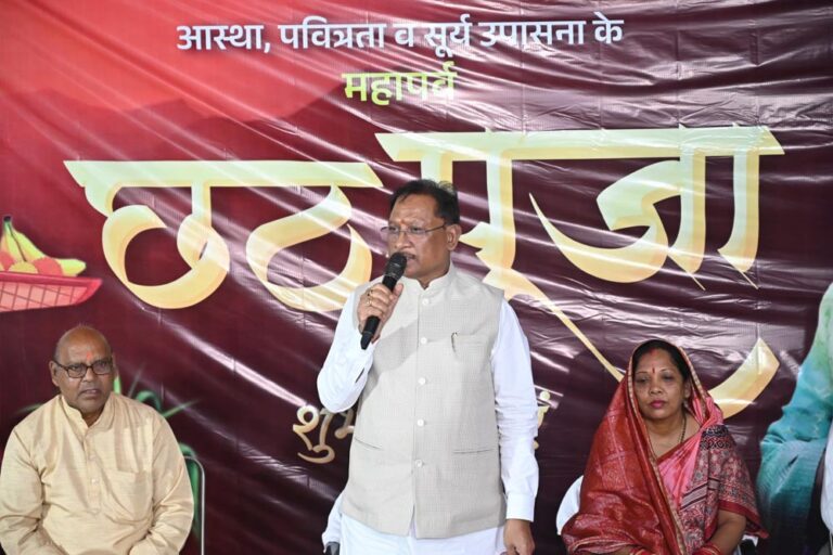 रायपुर : मुख्यमंत्री  साय ने जशपुर में दुलदुला छठ घाट में सूर्य को दिया अर्घ्य: प्रदेश की सुख-समृद्धि और खुशहाली की कामना की
