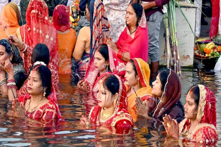 उगते सूर्य को अर्घ्य के साथ छठ पूजा संपन्न, देशभर के घाटों पर उमड़ा श्रद्धालुओं का सैलाब