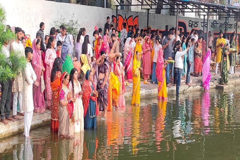 लोक आस्था के पर्व छठ पर महिलाओं ने अस्ताचलगामी सूर्य को दिया अर्घ्य, आमातालाब छठ घाट पर उमड़े श्रद्धालु