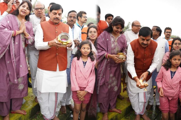 सीएम उज्जैन पहुंचे छठ के आखिरी दिन, विक्रम सरोवर घाट पर सूर्य को अर्घ्य अर्पित