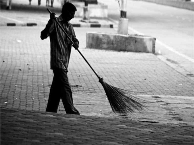 आठ घंटे की ड्यूटी होने पर ही सफाईकर्मियों को मिलेगी सैलरी