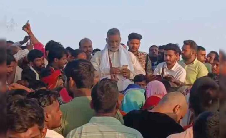 बाढ़ पीड़ितों को बांटे पैसे, सांसद पप्पू यादव पर FIR, आचार संहिता उल्लंघन का आरोप