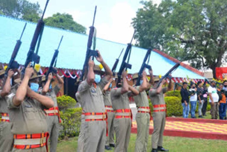 महानवमी पर झारखंड पुलिस की अनोखी श्रद्धा, बंदूकों से मां दुर्गा को सलामी