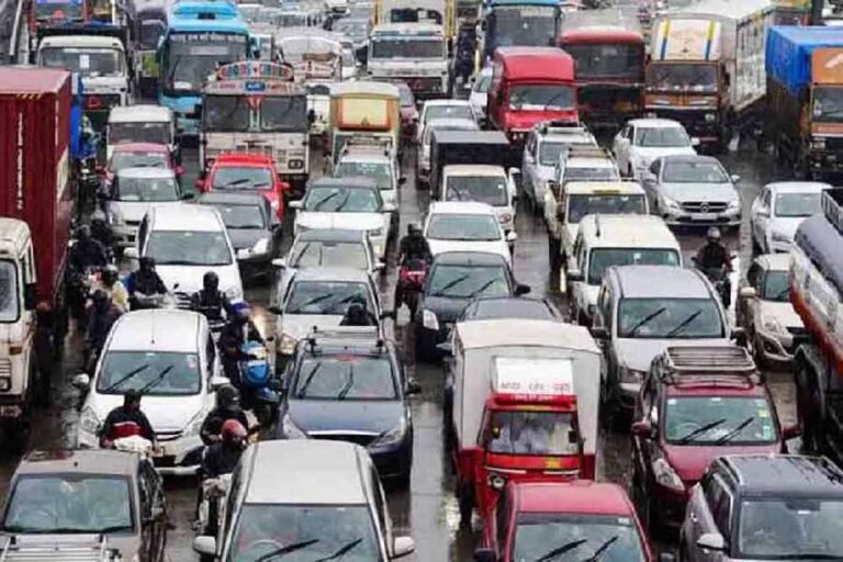 मुंबई-अहमदाबाद हाईवे पर 12 घंटे फंसे 500 स्कूली छात्र, लगा भीषण जाम