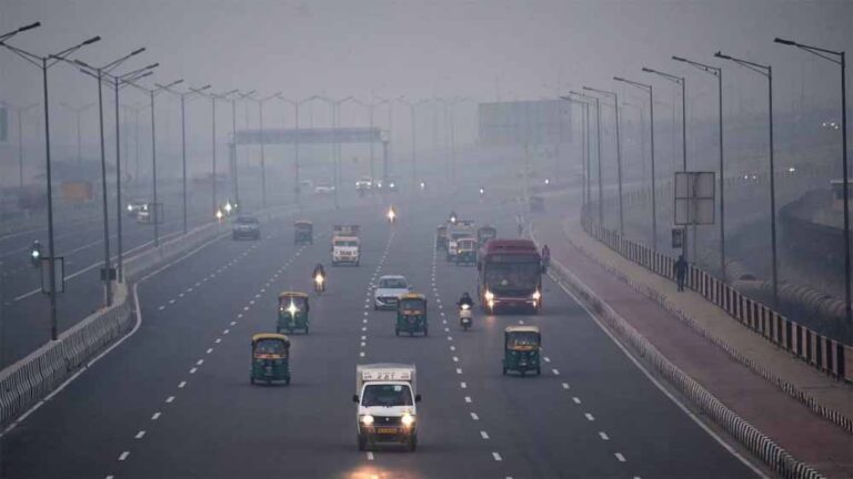 दिवाली से पहले दिल्ली की हवा बिगड़ी: AQI 380 पार, इन लोगों को N-95 मास्क की सख्त सलाह