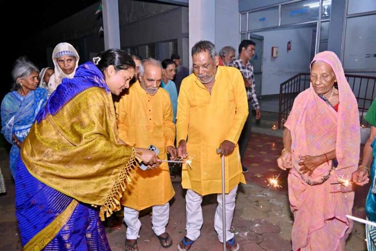 मंत्री लक्ष्मी राजवाड़े ने बुजुर्गों संग मनाई दीवाली