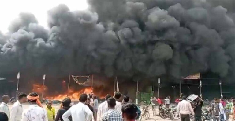 सब्जी मंडी में भीषण आग: लाखों का नुकसान, फायर ब्रिगेड की दमकल कर रही आग बुझाने के प्रयास