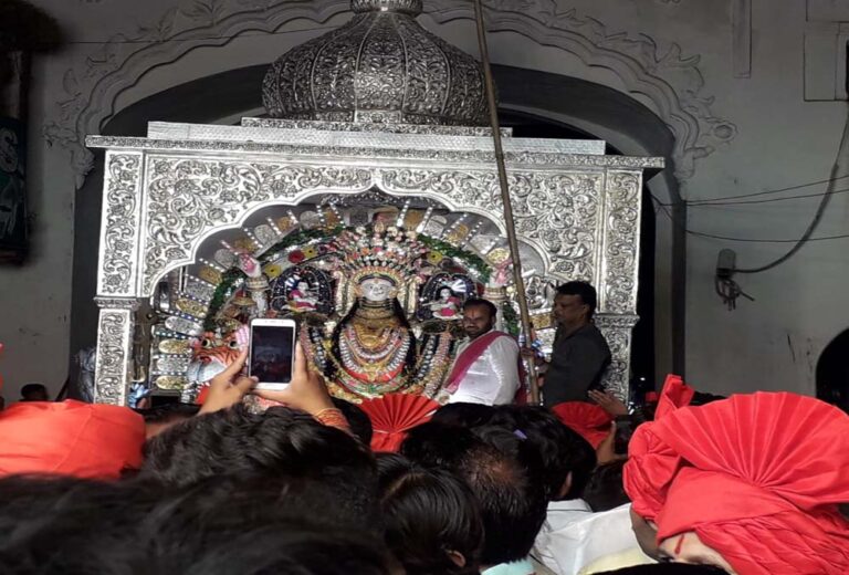 10 करोड़ के गहनों से सजी नगर जेठानी मां, 5 करोड़ के चांदी रथ से होगी विदाई – नुनहाई का भव्य दुर्गा उत्सव