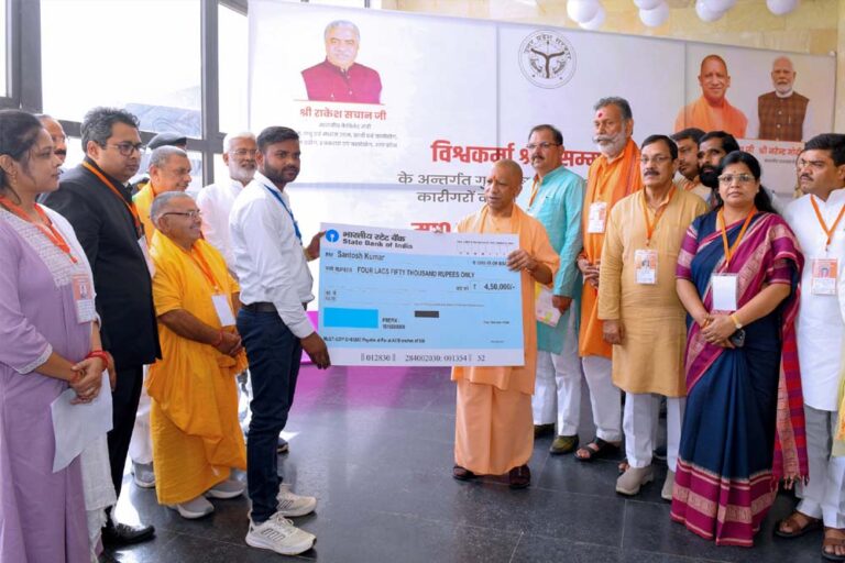झांसी में सीएम योगी ने मुख्यमंत्री युवा उद्यमी विकास अभियान योजना के लाभार्थियों को दिए चेक