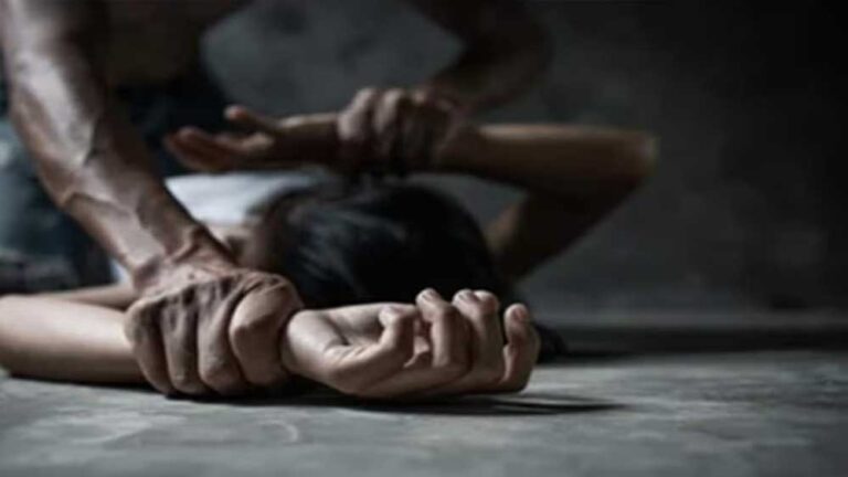 पांच लोगों ने पुलिस बनकर घुसकर की 1 लाख रुपये की मांग, पीड़िता पर लगाए गंभीर आरोप