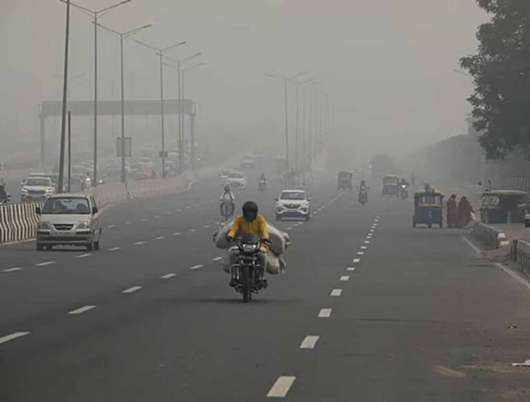 दिल्ली को भी पीछे छोड़ गया ये यूपी शहर! हवा में घुला ज़हर, सांस लेना हुआ मुश्किल