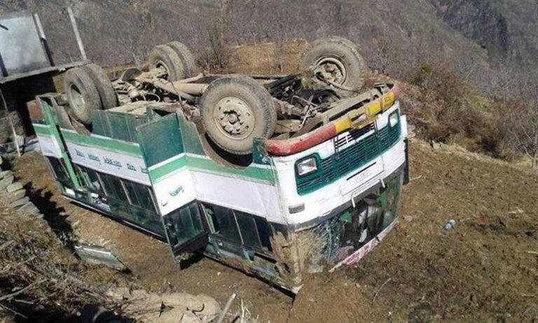 तेलंगाना में बड़ा हादसा: बस पलटने से 20 यात्री घायल, कुरनूल के बाद फिर दहशत