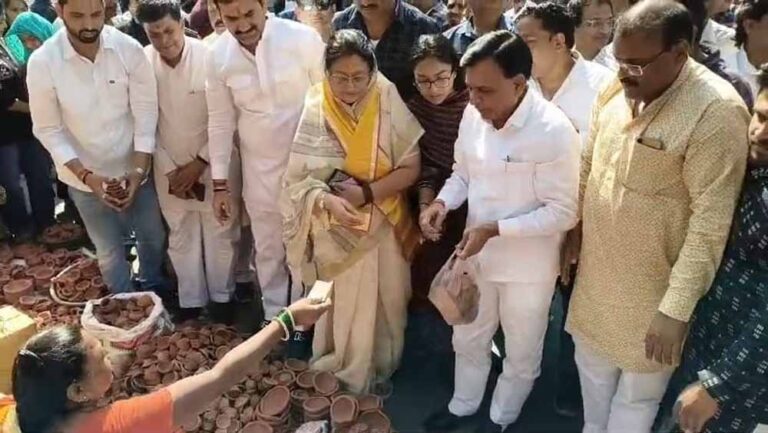 उप मुख्यमंत्री देवड़ा ने इंदौर राजवाड़ा बाजार से खरीदे मिट्टी के दीपक