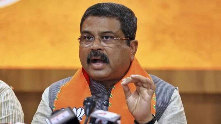 केंद्रीय मंत्री धर्मेंद्र प्रधान ने पाग विवाद पर मांगी माफी, मैथिली ठाकुर के कार्यक्रम में हुई घटना पर जताया अफसोस