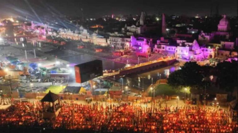 अयोध्या में दीपोत्सव की रौनक, पर्यटन मंत्री ने झांकियों की शोभायात्रा को दिखाई हरी झंडी