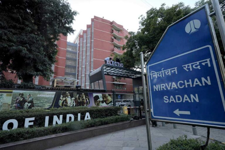 चुनाव आयोग का निर्देश: सात फरवरी तक कलेक्टर, जॉइंट कलेक्टर और तहसीलदारों के तबादले स्थगित