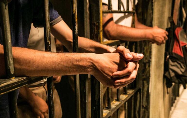 सिंगापुर: वेश्याओं से लूटपाट के मामले में दो भारतीयों को 5 साल 1 महीने की जेल