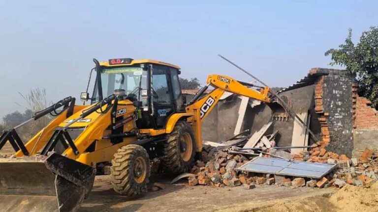 MP में बुलडोजर की गूंज: गरीबों के घर टूटे, बाबाओं की आलीशान संपत्ति पर सरकार खामोश!