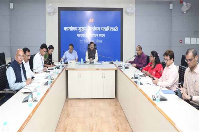 भारत निर्वाचन आयोग के निर्देशों का अधिकारी अनिवार्य रूप से करें पालन