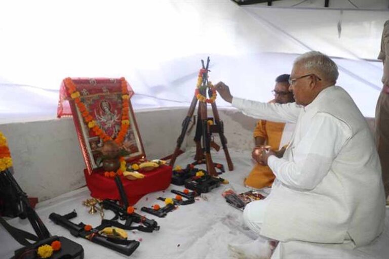राज्यपाल पटेल ने राजभवन में किया शस्त्र पूजन