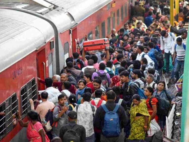रेल हादसा या प्रशासनिक विफलता? 12 हजार स्पेशल ट्रेनें कहां, लोग छतों पर लटके! राहुल गांधी का हमला