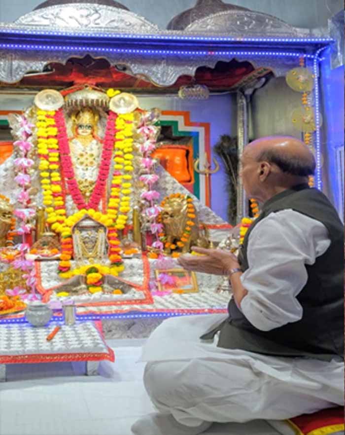 तनोट माता के दरबार पहुंचे राजनाथ सिंह, देश की सुरक्षा व समृद्धि के लिए की प्रार्थना