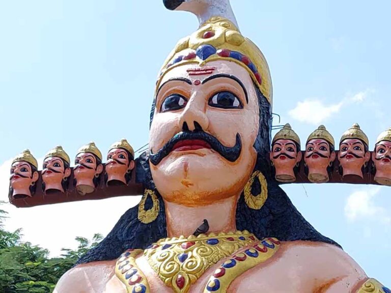 मंदसौर में दशहरे की अनोखी परंपरा: पहले रावण को मानेंगे जमाई, फिर माफी मांगकर करेंगे वध!