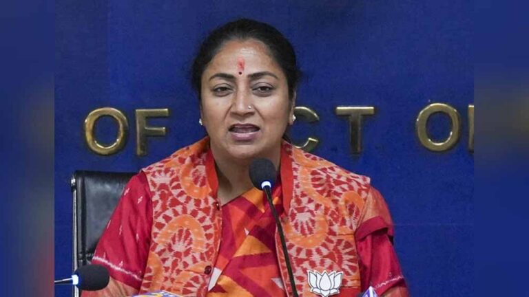 छठ से पहले बड़ा संकेत: AAP नेता CM रेखा गुप्ता के घर जाने को तैयार, जानें क्या है चुनौती